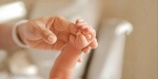 maman accouchement bébé chute cheveux post partum