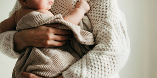 Chute de cheveux post- partum : tout ce que tu dois savoir.