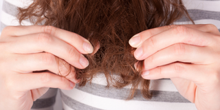 Cheveux cassants : comment éviter la casse et retrouver des longueurs fortes