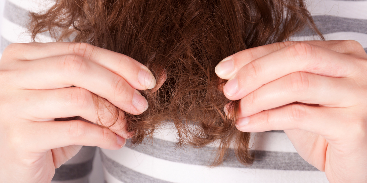 Cheveux cassants : comment éviter la casse et retrouver des longueurs ...