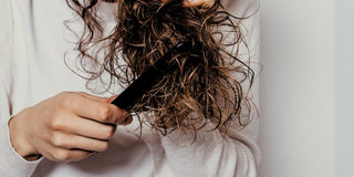 Frisottis cheveux : comment en finir